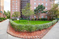 Park City Apartments in Rego Park, NY - Foto de edificio - Building Photo