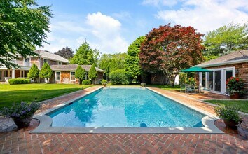 154 Captains Neck Ln in Southampton, NY - Building Photo - Building Photo