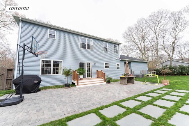 9 Dayton Ave in East Hampton, NY - Building Photo - Building Photo