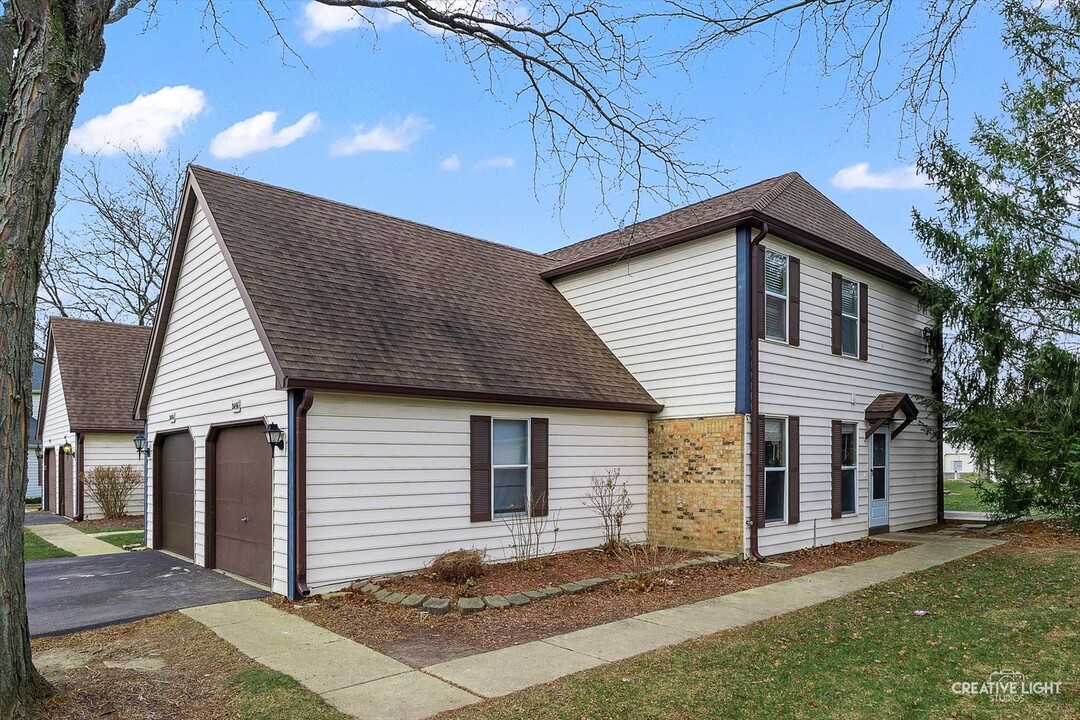 2456 Devonshire Ct in Aurora, IL - Building Photo