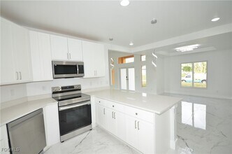 1132 Edelweiss St E in Lehigh Acres, FL - Foto de edificio - Building Photo