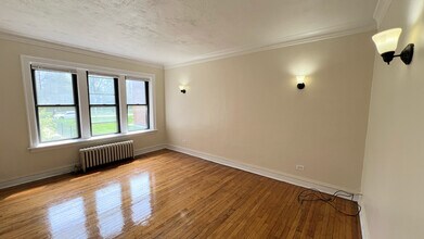 8748 S Dauphin Ave in Chicago, IL - Building Photo - Building Photo