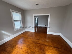 77 Waltham St in Pawtucket, RI - Foto de edificio - Building Photo