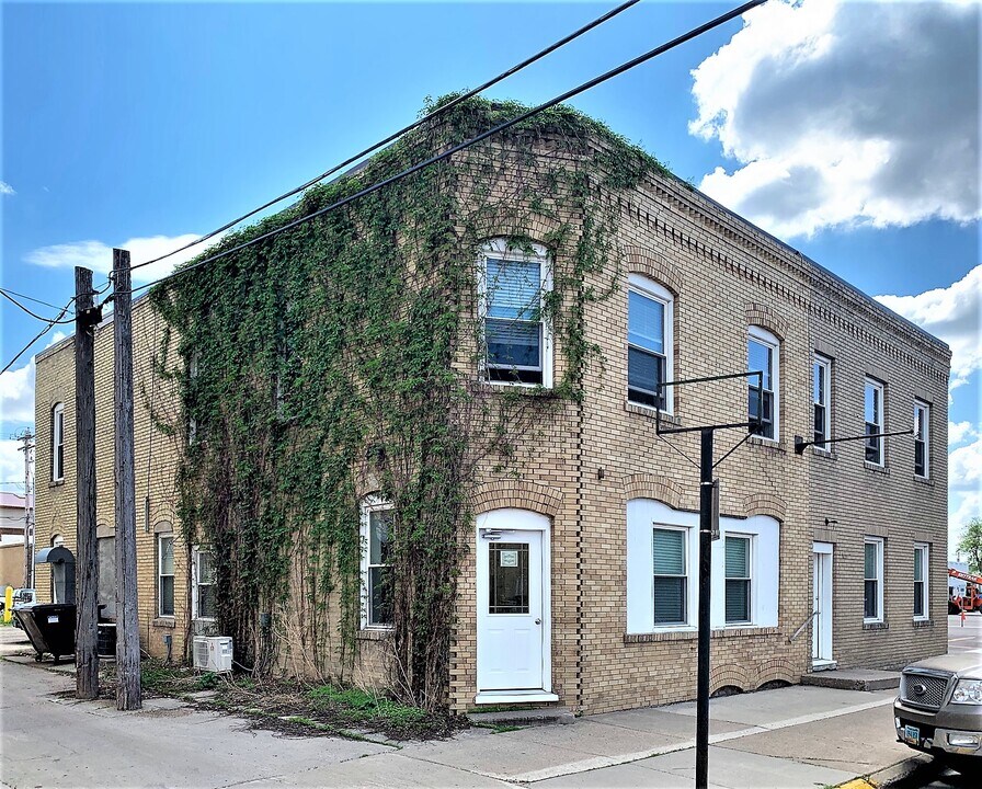 139 3rd St NW-Unit -4 in Valley City, ND - Building Photo