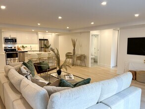 5220 Lakeshore in Burlington, ON - Building Photo - Building Photo