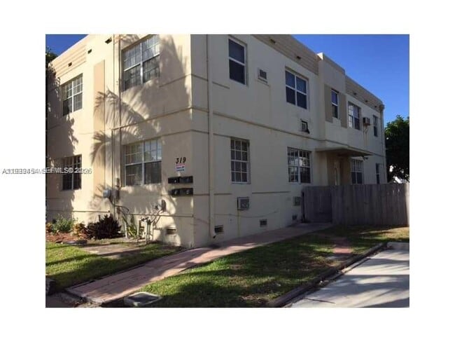319 Tyler St in Hollywood, FL - Building Photo - Building Photo