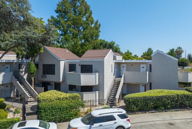 Iron Horse Apartments in Stockton, CA - Foto de edificio - Building Photo