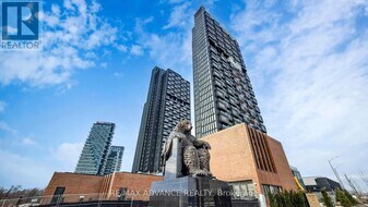 1 Quarrington Lane in North York, ON - Building Photo