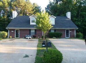 2405 Leeward Ct in Lithia Springs, GA - Foto de edificio - Building Photo