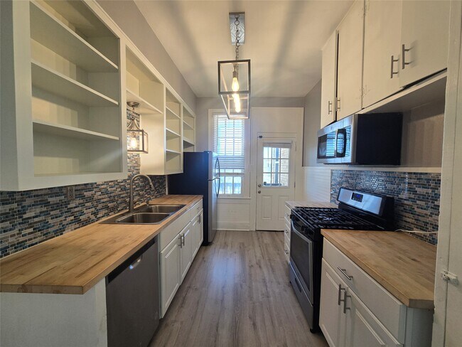 717 Broadway Avenue J in Galveston, TX - Building Photo - Building Photo