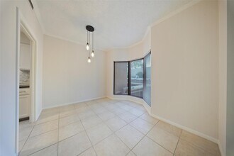 661 Bering Dr in Houston, TX - Building Photo - Building Photo