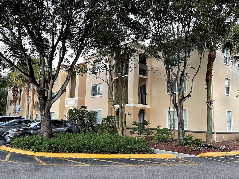 2457 Centergate Dr, Unit UPDATED SPACIAS #207 in Miramar, FL - Foto de edificio