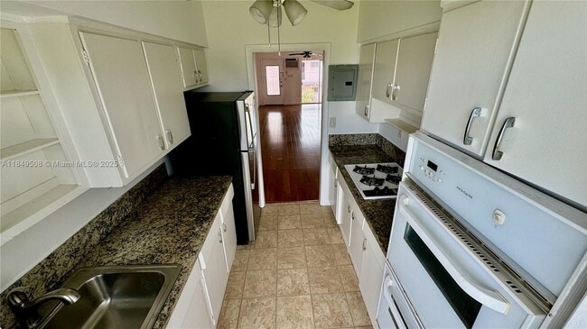 7921 East Dr in North Bay Village, FL - Building Photo - Building Photo