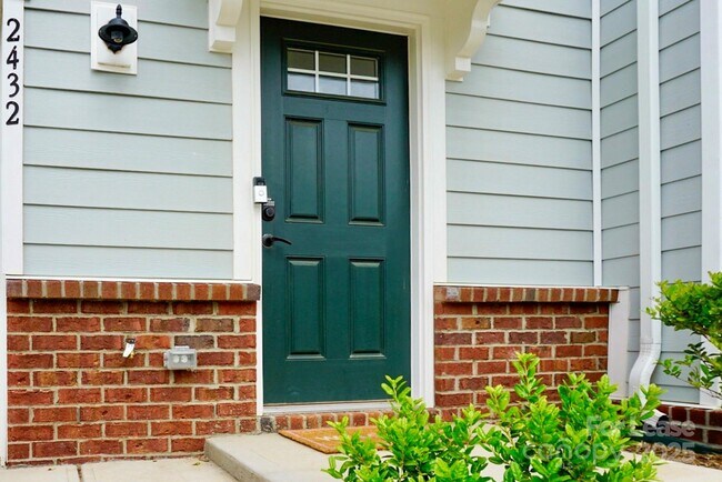 2432 Dr Carver Rd in Charlotte, NC - Building Photo - Building Photo