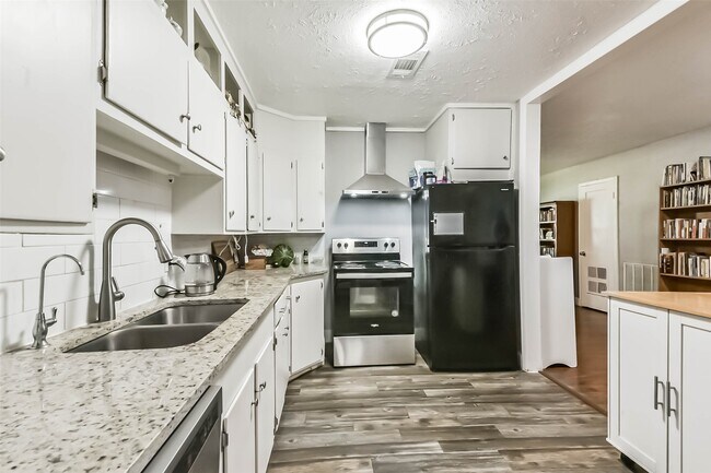 property at 1102 W Hart Ave