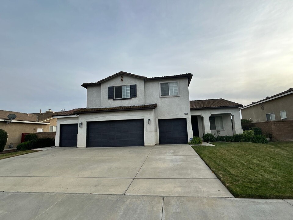 13673 Canyon Crest Way in Corona, CA - Building Photo