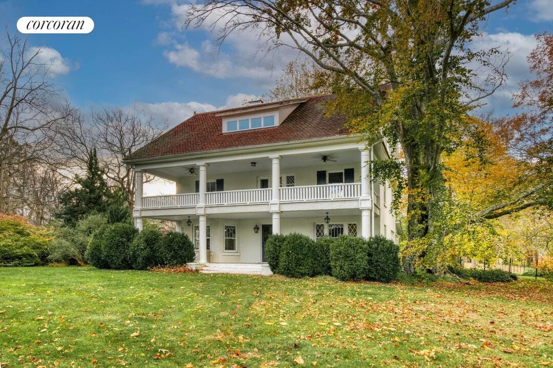 151 N Ferry Rd in Shelter Island, NY - Building Photo