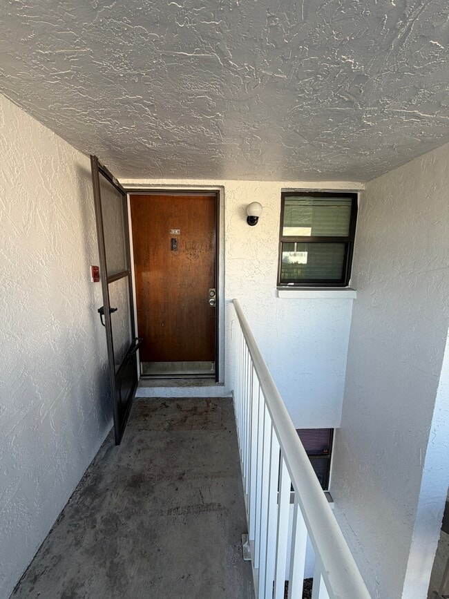 2025 Lakewood Club Dr S, Unit 5K in St. Petersburg, FL - Foto de edificio - Building Photo