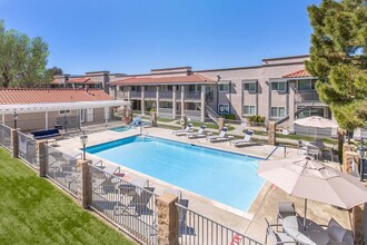 Hidden Falls Apartments in Lancaster, CA - Foto de edificio - Building Photo