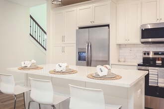 2017 Wyatt Street - OFF CAMPUS HOUSING!!! in Pensacola, FL - Foto de edificio - Building Photo