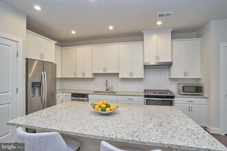 2319 Field Point Rd-Unit -103 in Herndon, VA - Building Photo - Building Photo