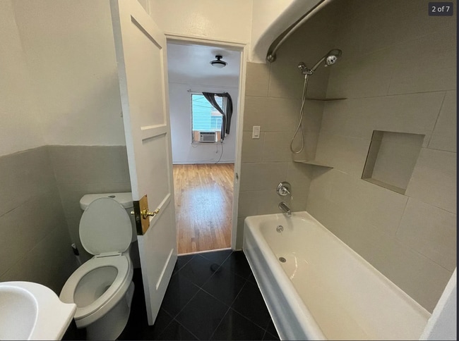 1062 S Corning St, Unit Upper in Los Angeles, CA - Building Photo - Building Photo