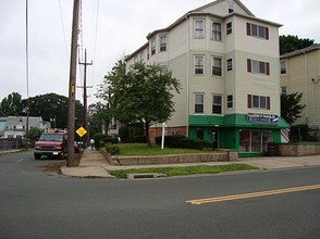 676 W Main St in New Britain, CT - Foto de edificio - Building Photo