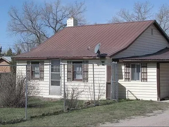 513 Birch St in Upton, WY - Foto de edificio