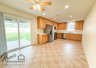 1034 N Ivy St in Escondido, CA - Foto de edificio - Building Photo