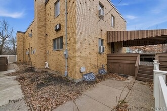 57 St Johns Parkside in Buffalo, NY - Building Photo - Building Photo