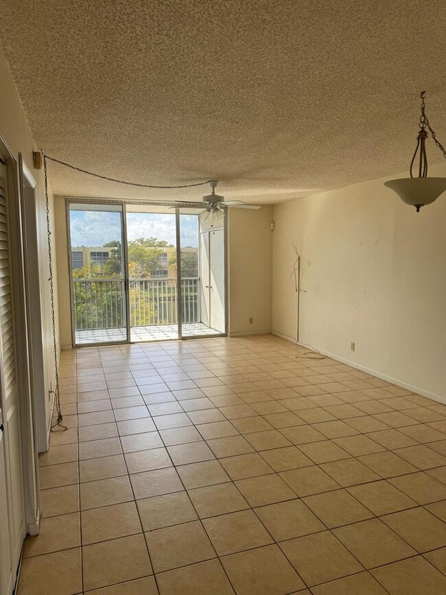 3141 NW 47th Ter, Unit 430 in Lauderdale Lakes, FL - Foto de edificio - Building Photo