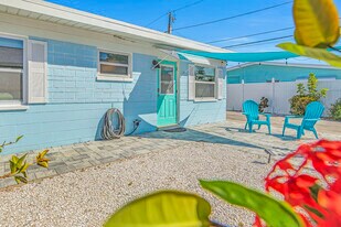 11325 1st St E, Unit 1 in Treasure Island, FL - Building Photo