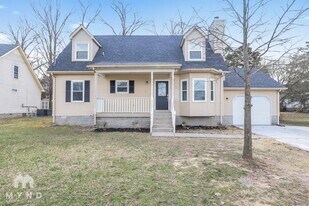 204 Deerlake Dr in La Vergne, TN - Building Photo