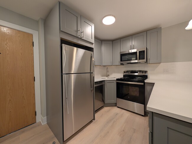1214 N La Salle Dr, Unit E5