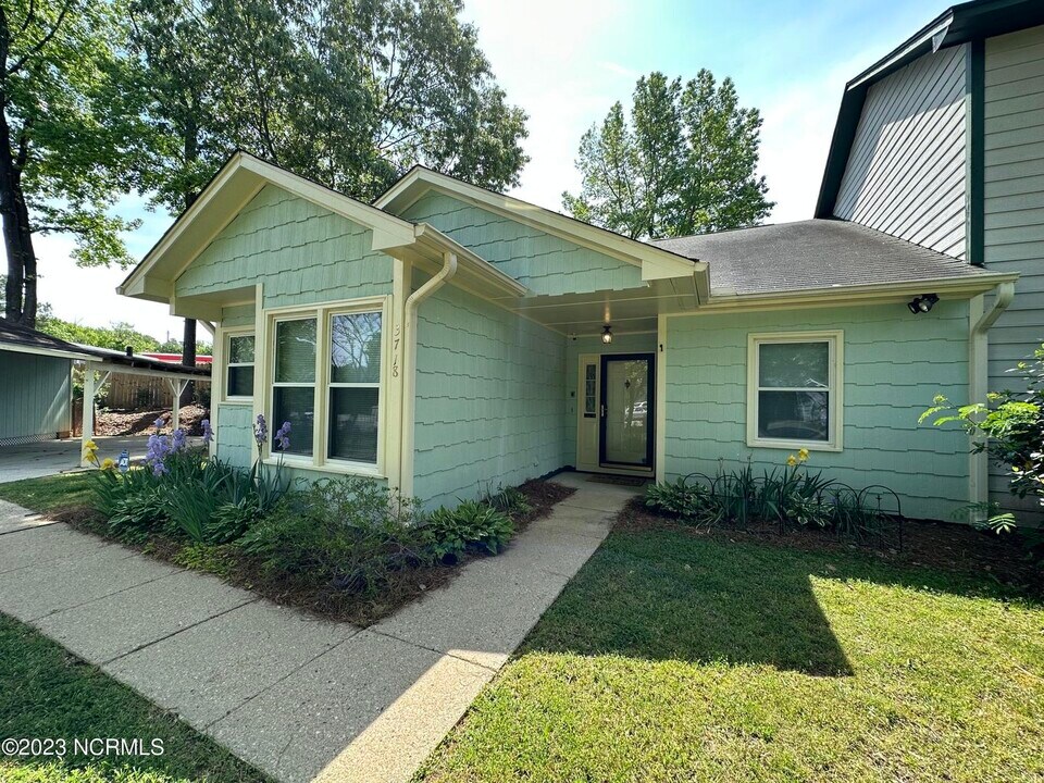 3718 Pine Knoll Dr in Raleigh, NC - Foto de edificio