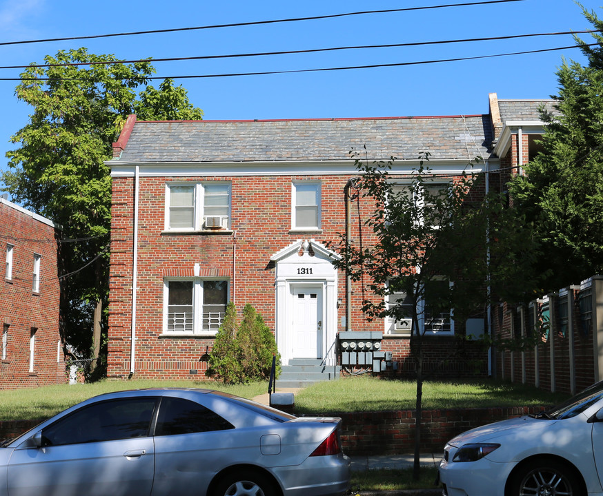 1311 Fort Stevens Dr NW in Washington, DC - Foto de edificio