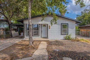 415 W Hutchins Pl in San Antonio, TX - Building Photo