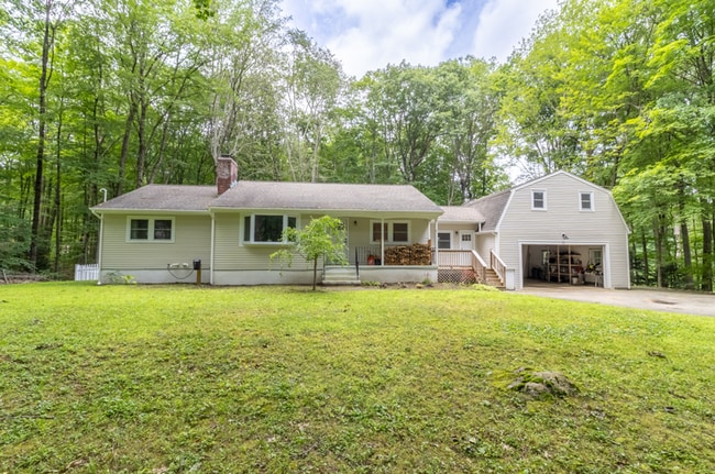 28 Bradley Ln in Newtown, CT - Building Photo - Building Photo