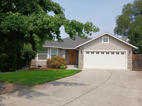 1643 Alexis Way in Medford, OR - Building Photo - Building Photo