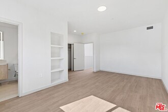 2523 S Orange Dr in Los Angeles, CA - Foto de edificio - Building Photo