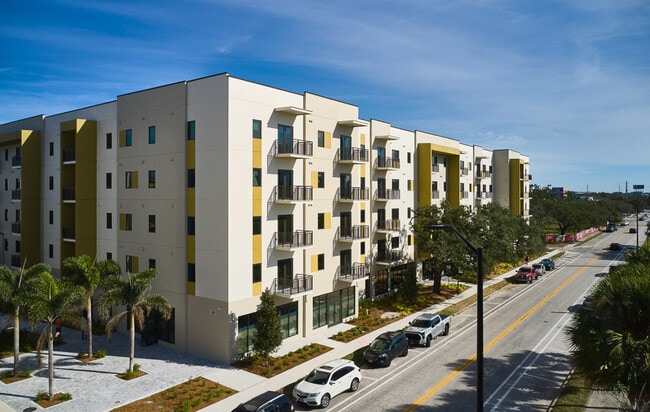 Canopy West River Phase II in Tampa, FL - Foto de edificio - Building Photo