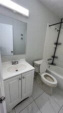 4016 Lakeside Dr in Tamarac, FL - Building Photo - Building Photo
