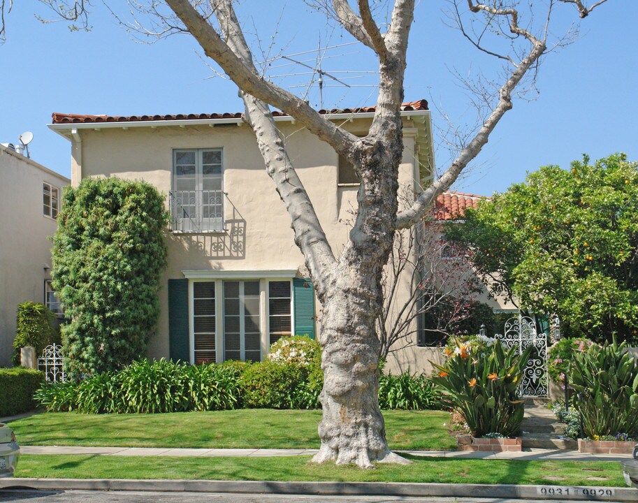 9929 Robbins Dr in Beverly Hills, CA - Building Photo