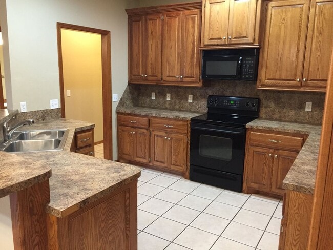 property at 915 SW 37th St