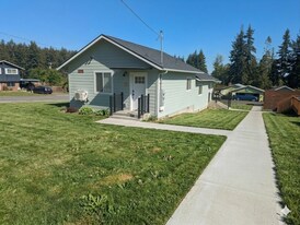 1139 W 19th St, Unit A in Port Angeles, WA - Building Photo