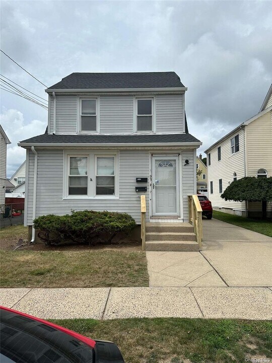 93 Lehigh St in Williston Park, NY - Building Photo