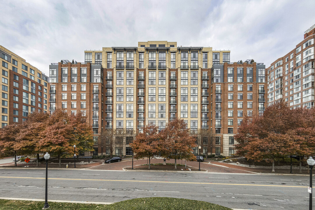 MAA Carlyle Square in Alexandria, VA - Building Photo