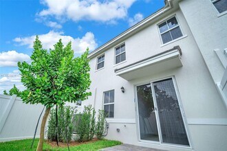 142 SW 171st Way in Pembroke Pines, FL - Building Photo - Building Photo