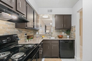 Parkway And Parkgreen On Bellaire in Houston, TX - Building Photo