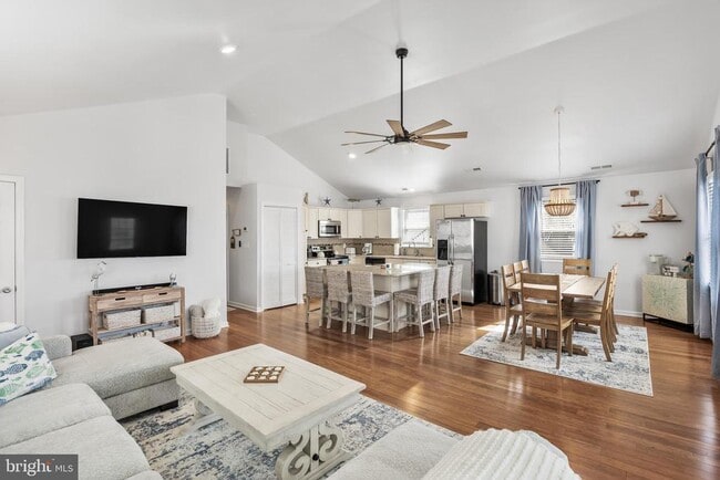 property at 1527 Bay Ave